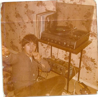 Μιά φωτογραφία του 1979 με τον "Ραδιοπειρατή" Μιχάλη τον "519" στο μικρόφωνο, μπροστά στον ανοιχτό dublex και στον πομπό του στα μεσαία κύματα (Α.Μ.)